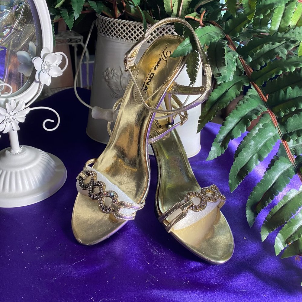 📌 Diva DNA Stylish Gold Sandals with Rhinestones